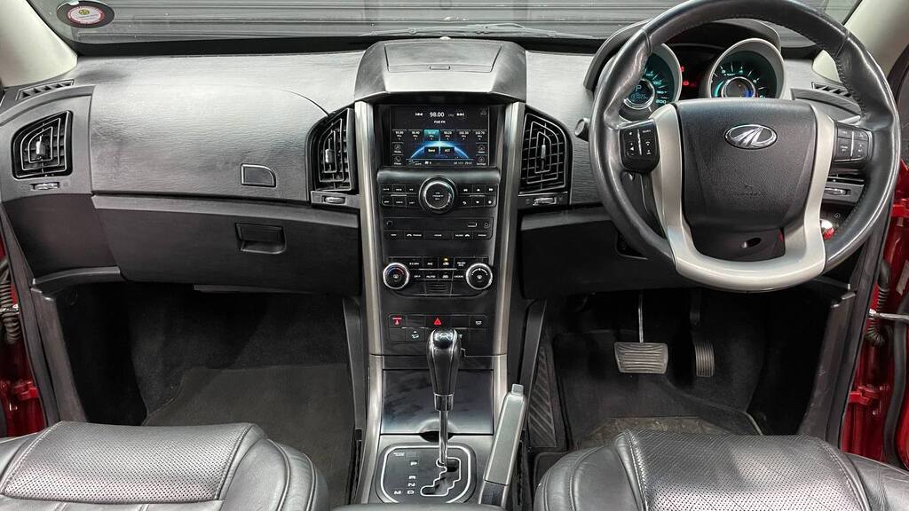 MAHINDRA XUV 500 2.2D MHAWK A/T (W8) 7 SEAT