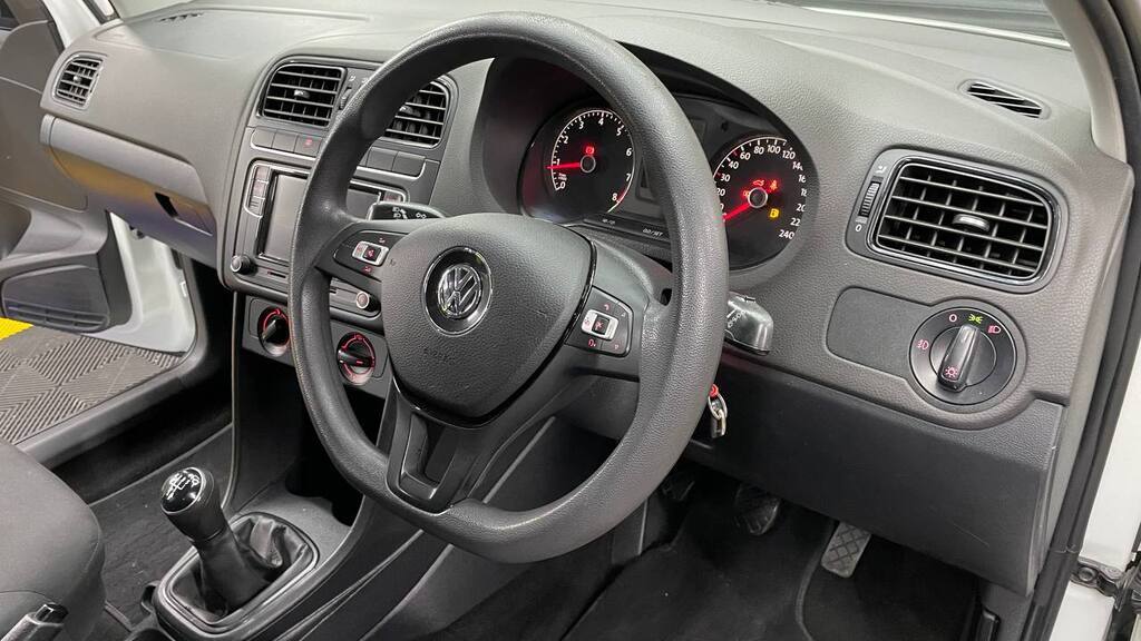 VOLKSWAGEN - POLO VIVO 1.4 COMFORTLINE (5DR)