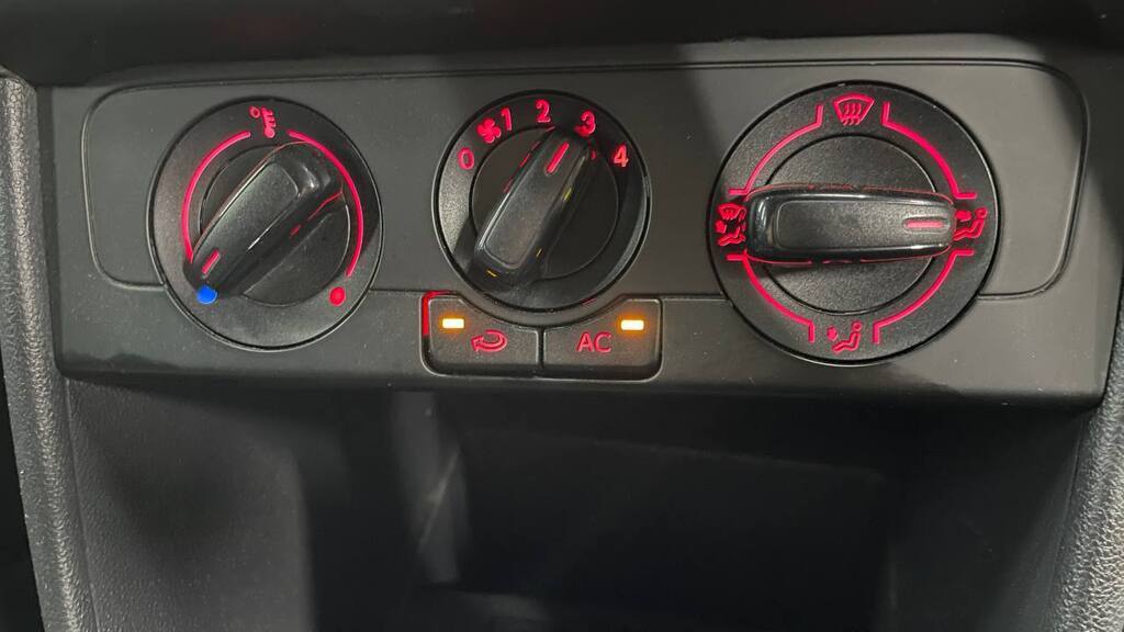 VOLKSWAGEN - POLO VIVO 1.4 COMFORTLINE (5DR)