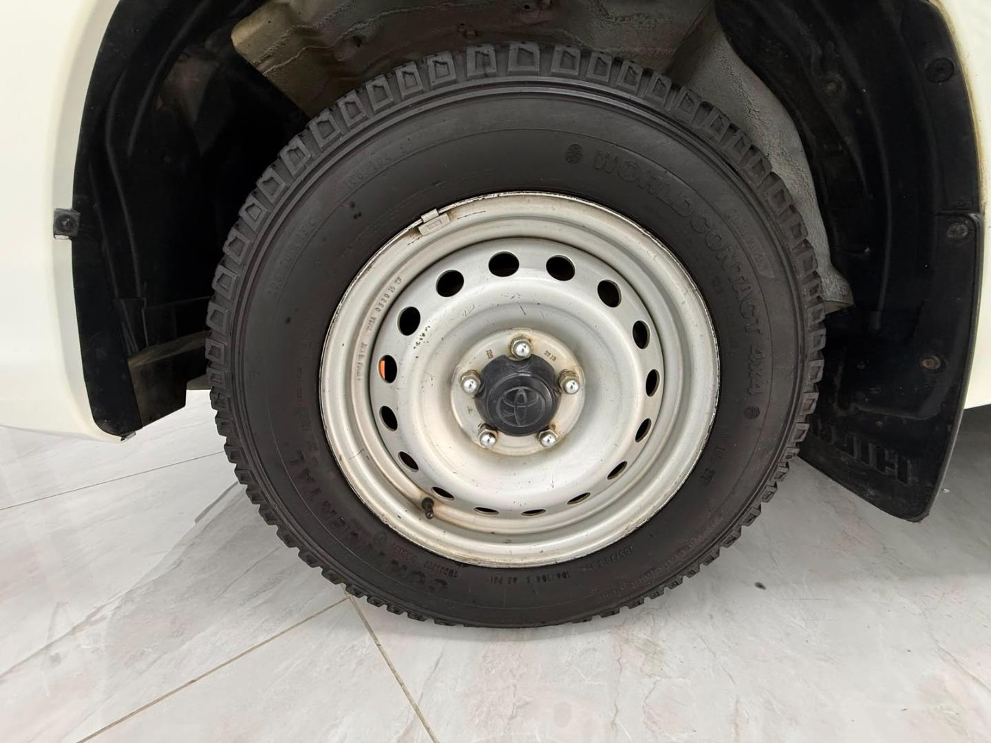 Toyota - Hilux - 2.4GD (Aircon)