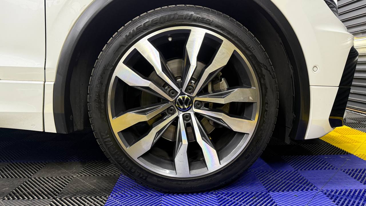 Volkswagen - Tiguan - 2.0TSI 4Motion Highline R-Line
