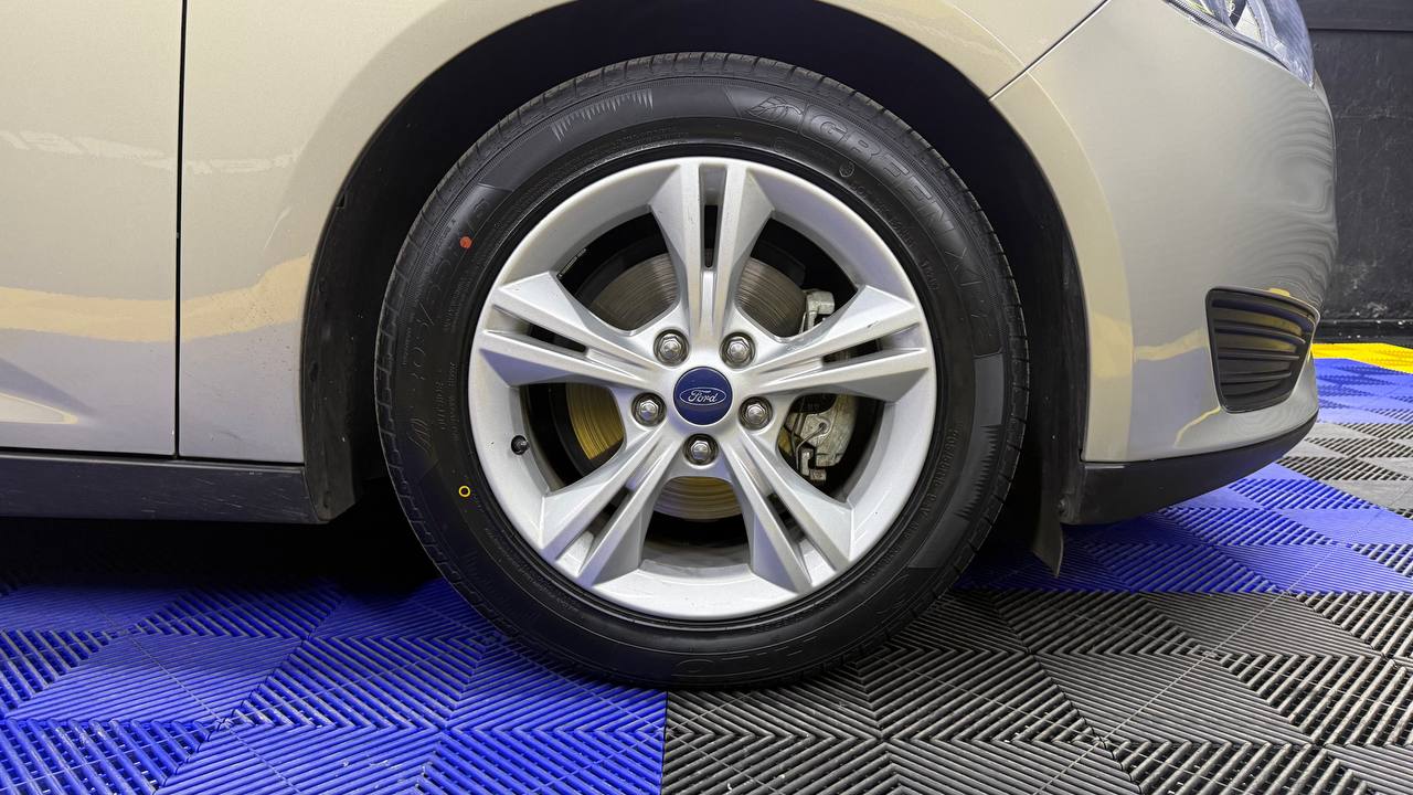 Ford Focus Sedan 1.0T Ambiente Auto