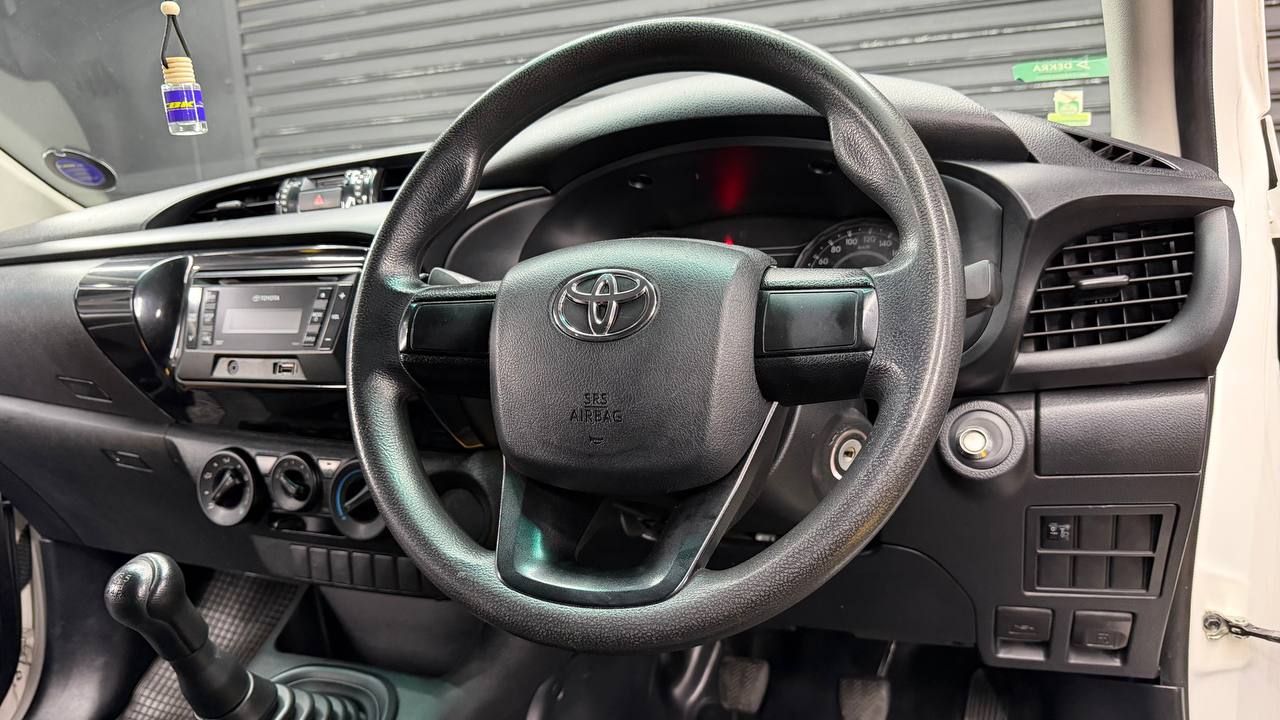 Toyota Hilux 2.4GD (Aircon)