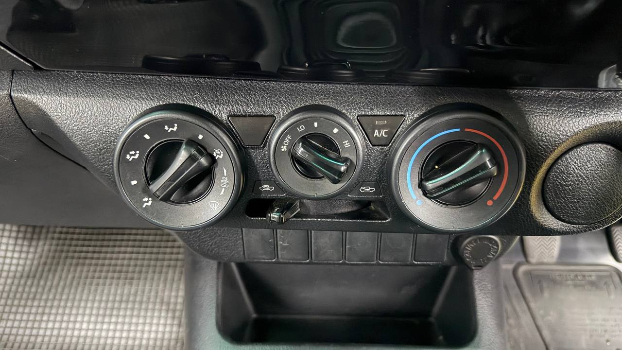 Toyota Hilux 2.4GD (Aircon)