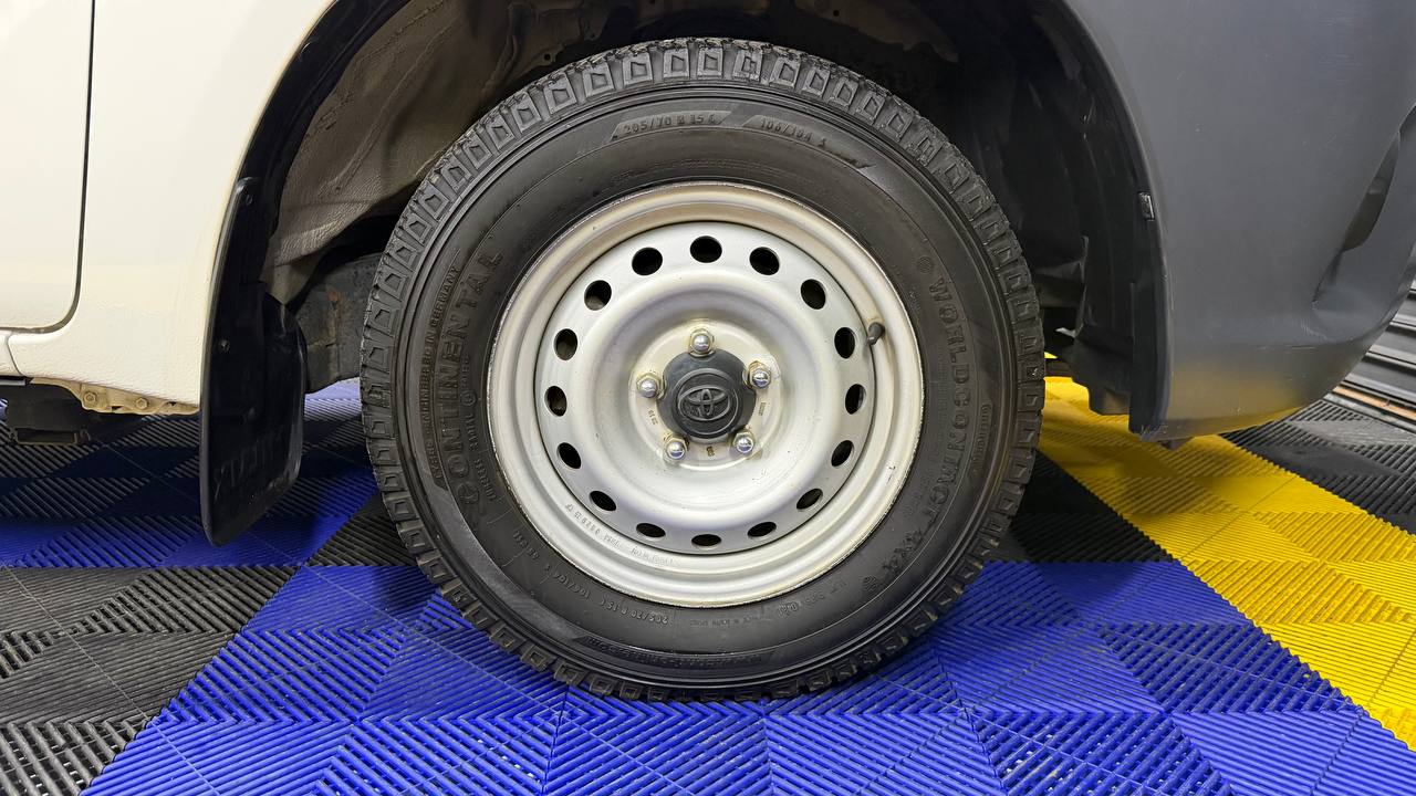 Toyota Hilux 2.4GD (Aircon)