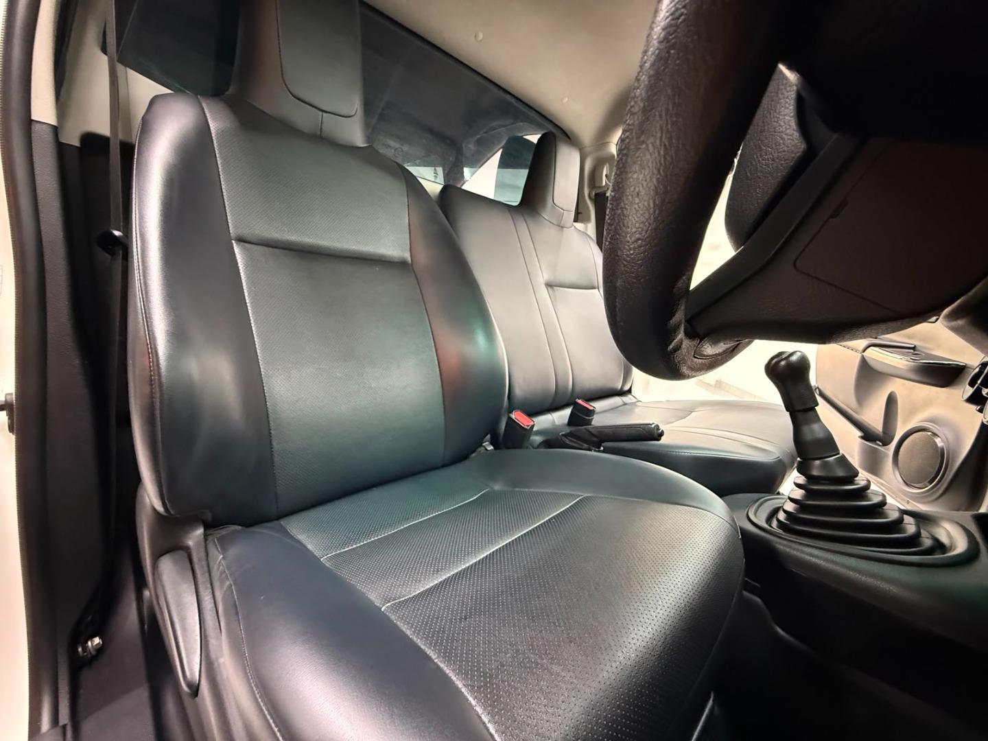 Toyota Hilux 2.4GD (Aircon)