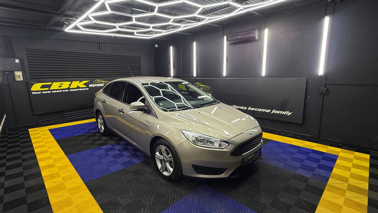 Ford Focus Sedan 1.0T Ambiente Auto