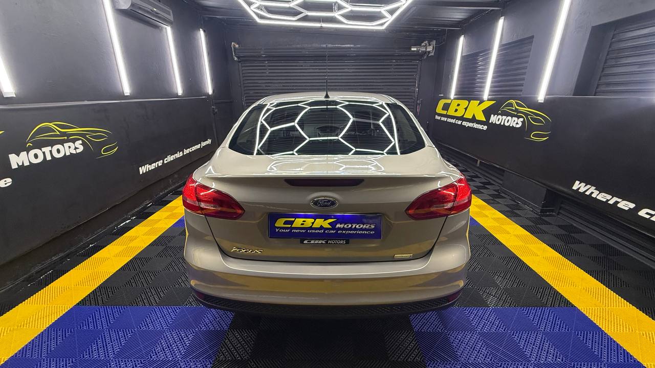 Ford Focus Sedan 1.0T Ambiente Auto