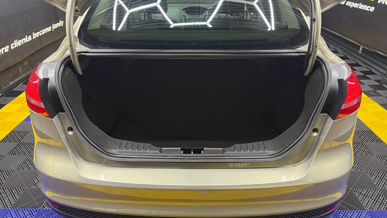 Ford Focus Sedan 1.0T Ambiente Auto