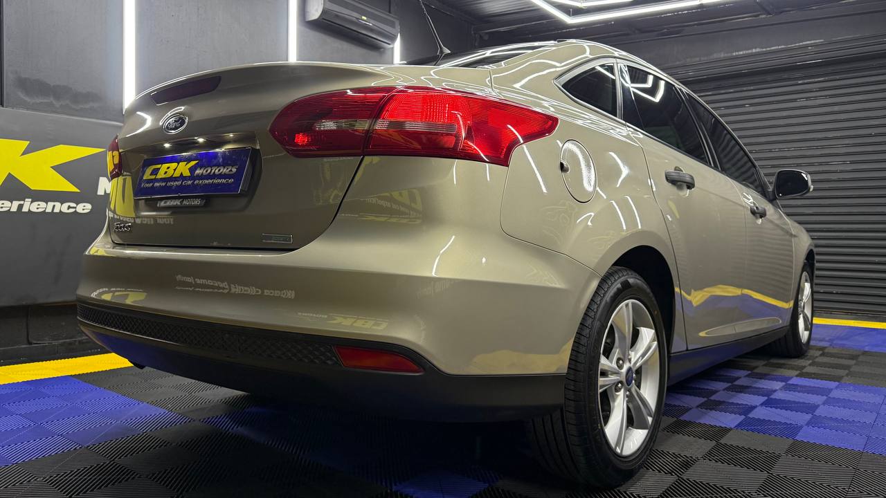Ford Focus Sedan 1.0T Ambiente Auto