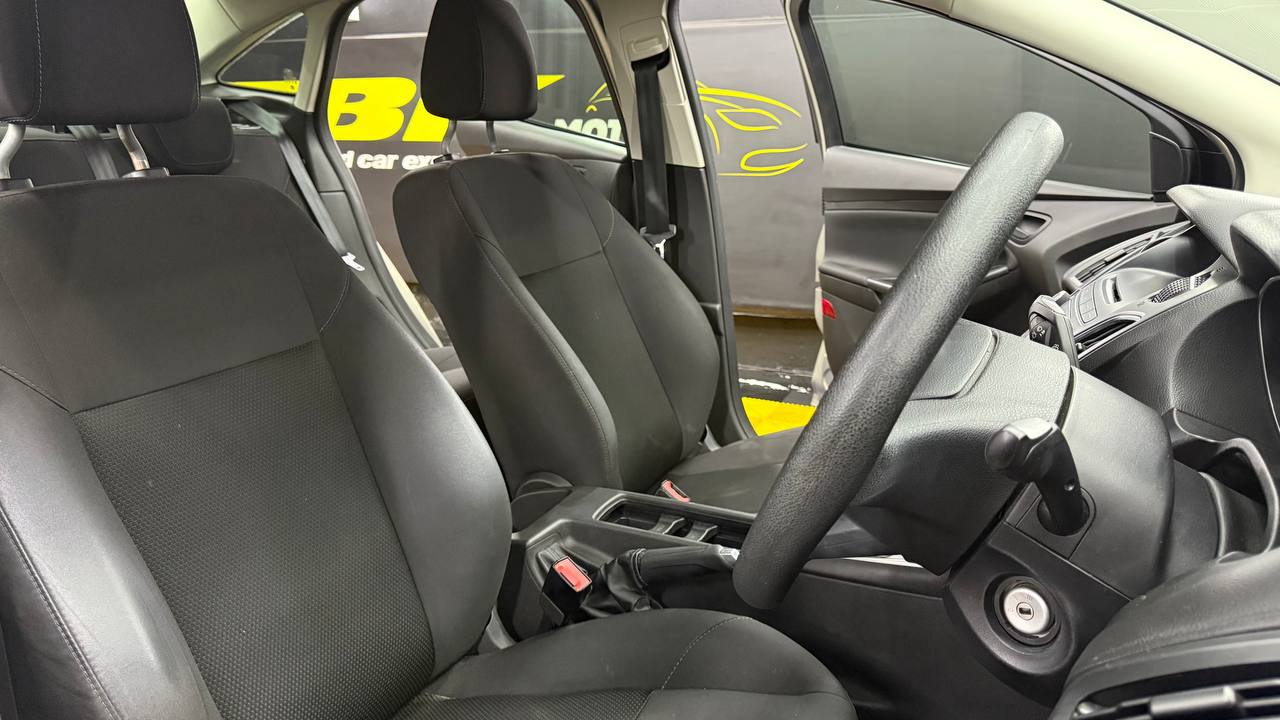 Ford Focus Sedan 1.0T Ambiente Auto