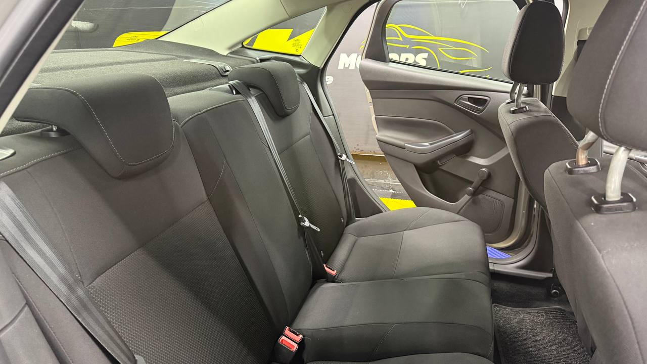Ford Focus Sedan 1.0T Ambiente Auto