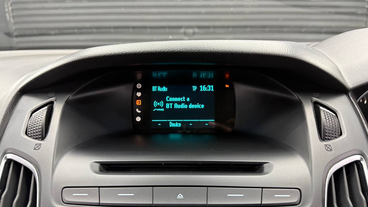 Ford Focus Sedan 1.0T Ambiente Auto