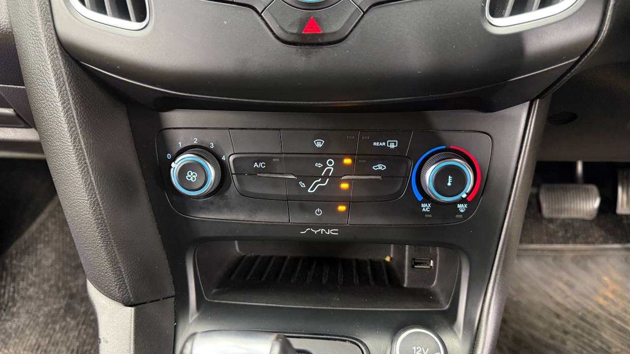Ford Focus Sedan 1.0T Ambiente Auto