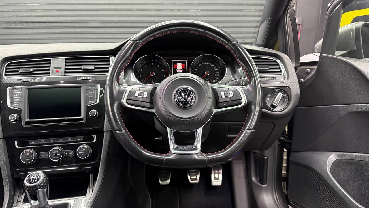 Volkswagen - Golf - GTI