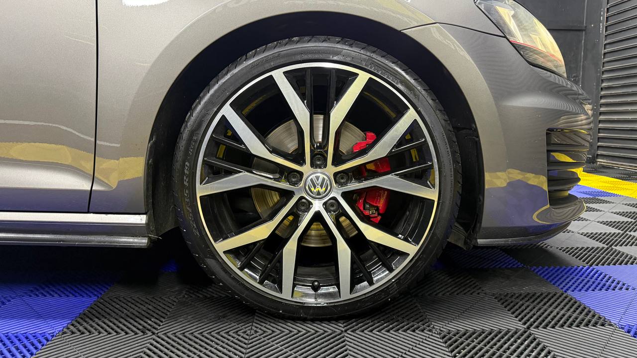 Volkswagen - Golf - GTI