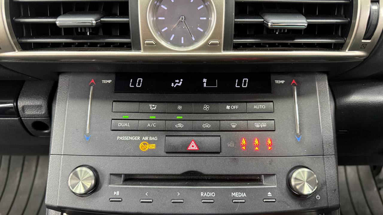 Lexus - IS - 200t EX