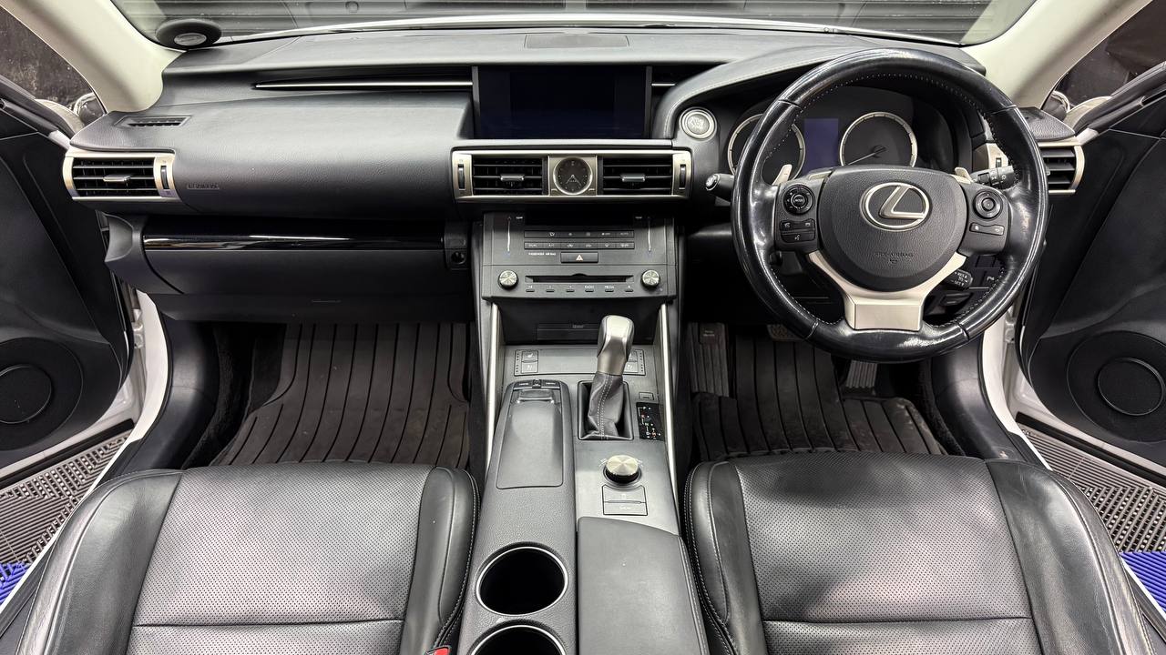 Lexus - IS - 200t EX