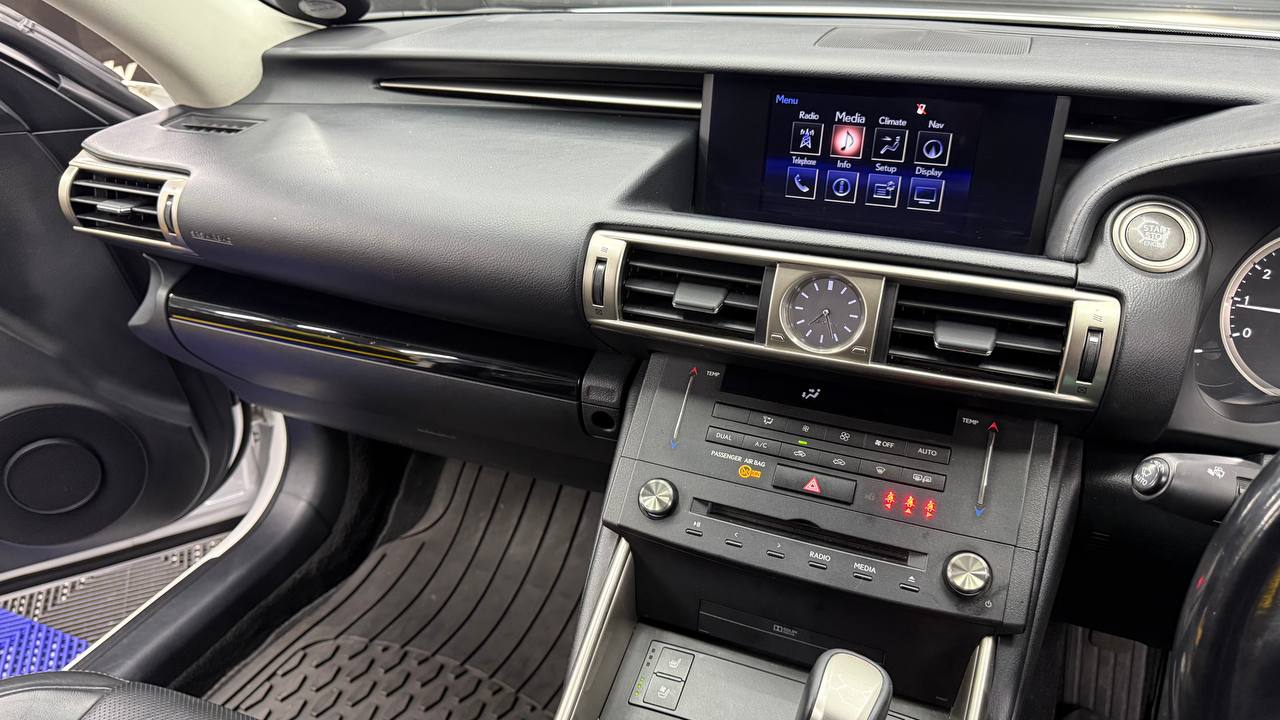 Lexus - IS - 200t EX