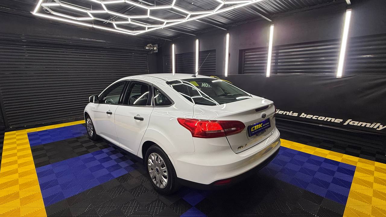 Ford - Focus - Sedan 1.0T Ambiente