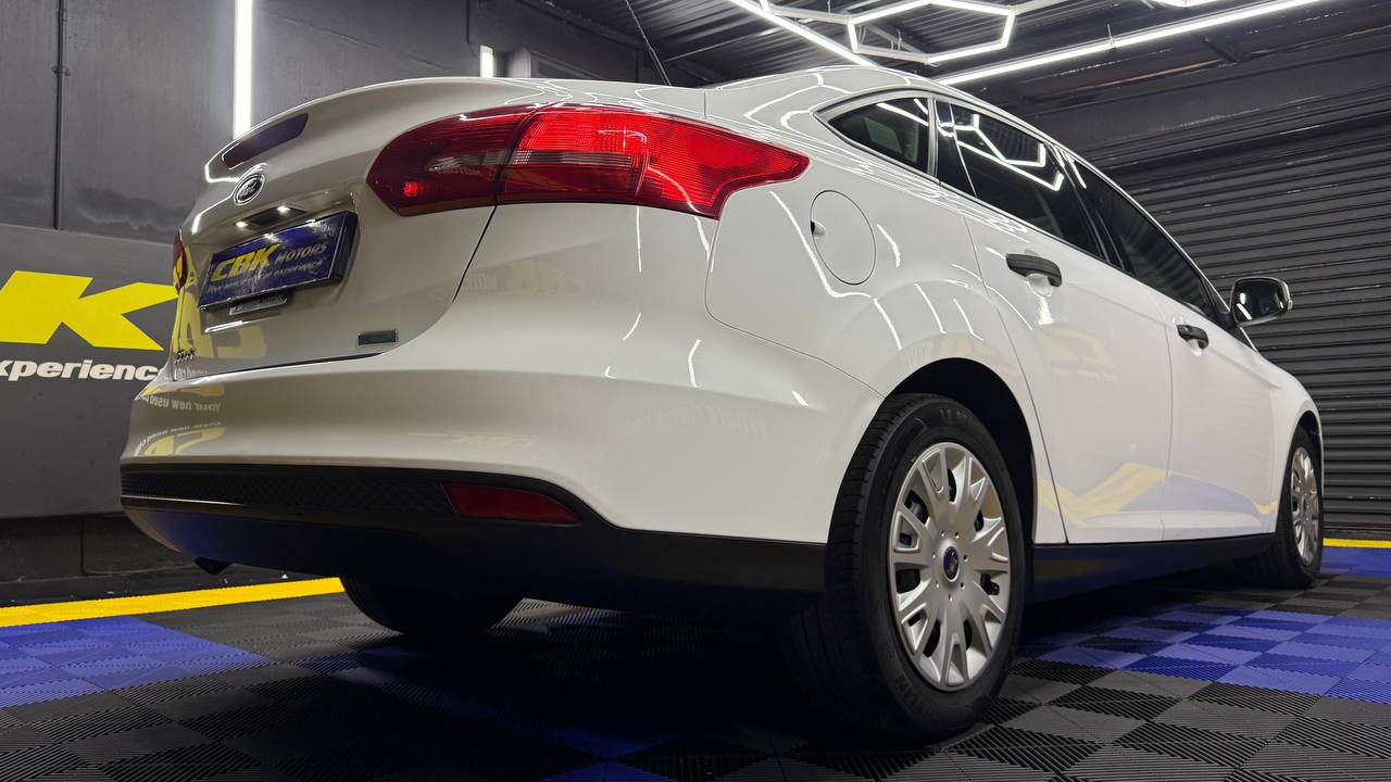 Ford - Focus - Sedan 1.0T Ambiente