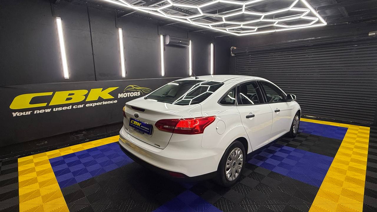 Ford - Focus - Sedan 1.0T Ambiente