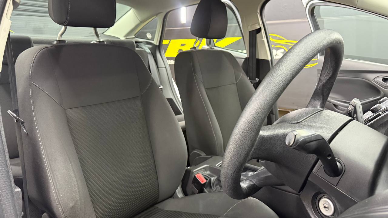Ford - Focus - Sedan 1.0T Ambiente