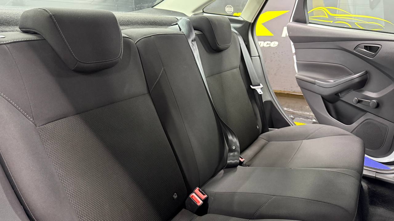 Ford - Focus - Sedan 1.0T Ambiente