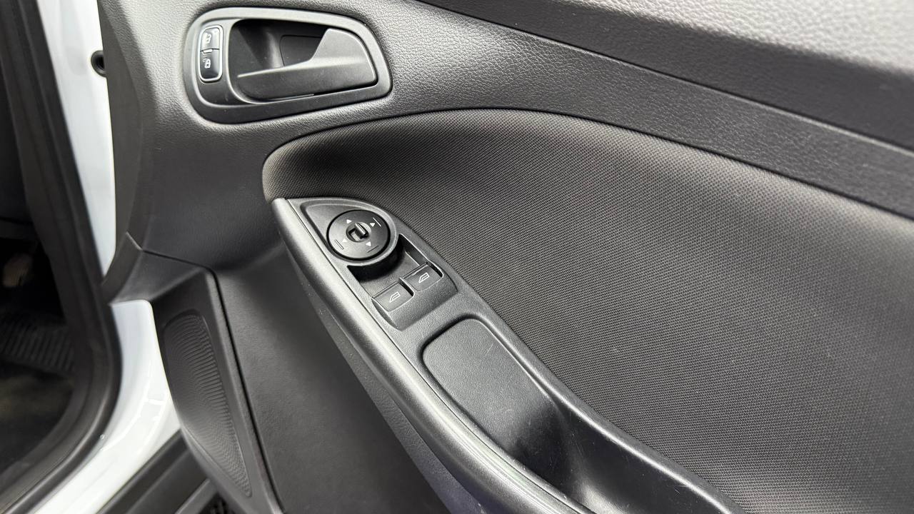 Ford - Focus - Sedan 1.0T Ambiente