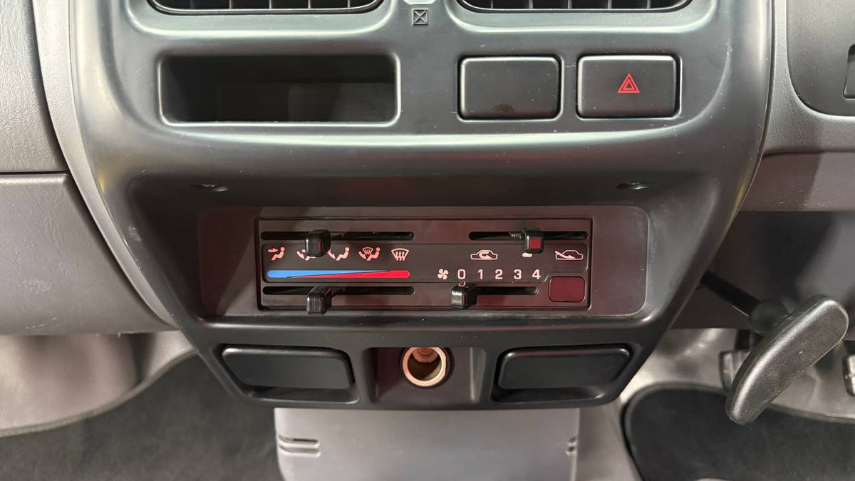 Nissan - NP300 Hardbody - 2.0