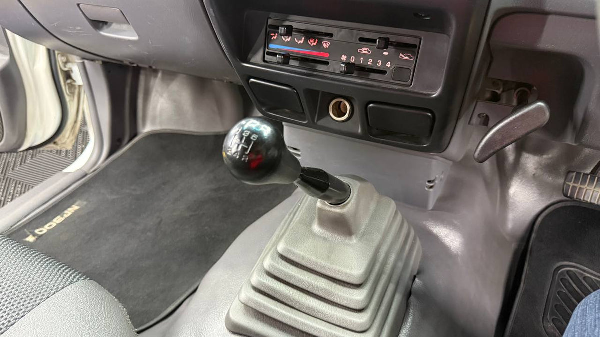 Nissan - NP300 Hardbody - 2.0