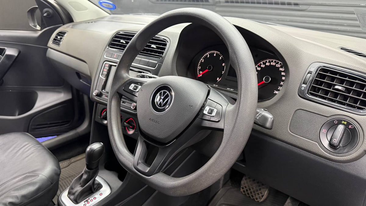Volkswagen - Polo Vivo - Hatch 1.6 Comfortline Auto